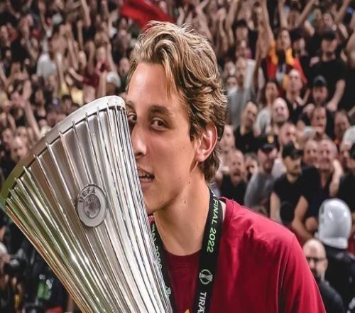 记者：与罗马解约的博韦抵达伦敦，周一体检并与沃特福德签约