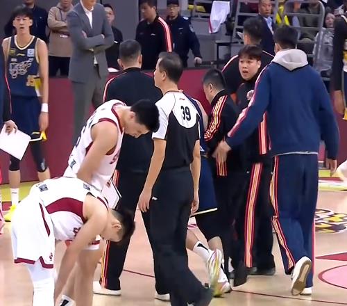 突发！广东队后场主力球员意外受伤，被队友搀扶下场令人担忧