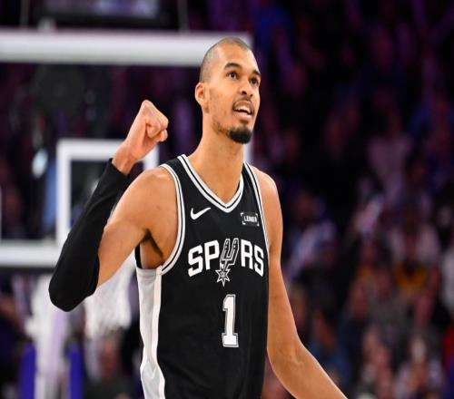 2.24米卻癡迷外線近三戰(zhàn)狂打31鐵！光頭文班遭全明星先發(fā)侵蝕