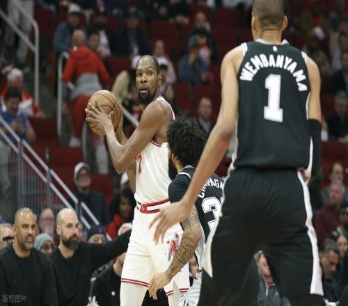 馬刺逆轉(zhuǎn)火箭，杜蘭特空砍24分，一戰(zhàn)看清5個(gè)現(xiàn)實(shí)：文班是個(gè)怪獸