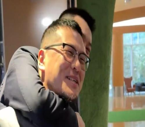 楊毅對(duì)楊鳴貼臉開大！點(diǎn)出末節(jié)4分，該共患難，楊鳴直接鎖喉捂嘴