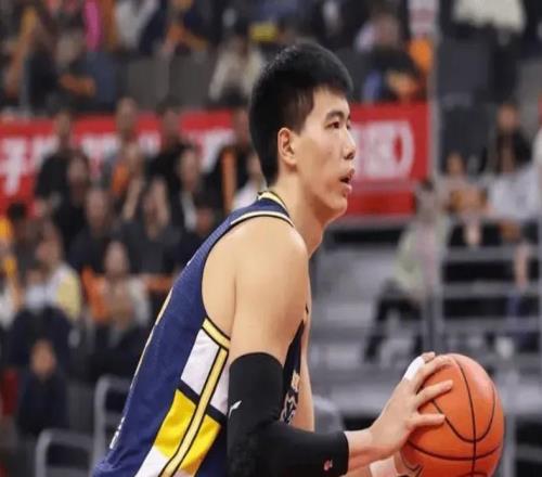 焦泊喬傷情動態(tài)！能自行走路但一瘸一拐，缺席幾天即可復(fù)出了！