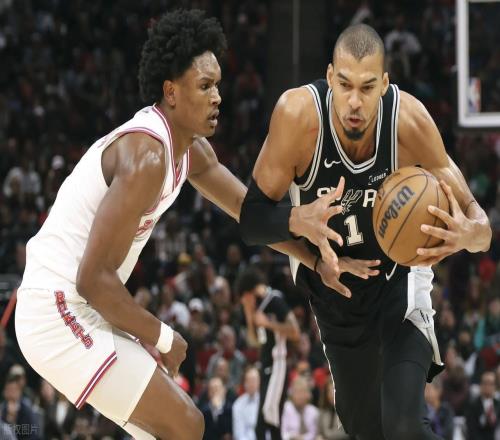 庫(kù)里27+2+2無(wú)緣今日最佳球員！因?yàn)槲陌鄟嗰R28+16+3+2+5打爆火箭