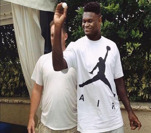 巨星光環(huán)沒(méi)了，代言合同丟了，場(chǎng)均22+6也沒(méi)用，才25歲恐就此沉淪