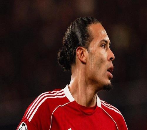 助攻帽子戲法，范戴克當選與卡拉巴赫一役利物浦隊內(nèi)最佳球員