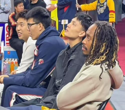 搞笑！張皓嘉發(fā)生了失誤，杜鋒將觀眾席的徐杰、焦泊喬罵了一頓