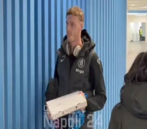 放縱時刻，戰(zhàn)勝那不勒斯賽后，切爾西球員人手一份披薩