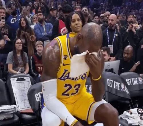 騎士主場致敬詹姆斯，詹姆斯淚灑賽場，他真的被感動了！