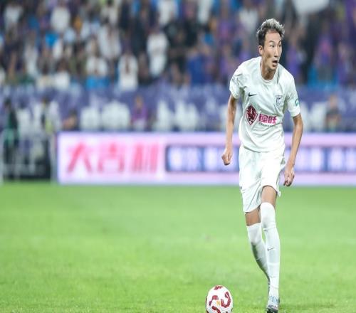 意外嗎36歲老將加盟重慶銅梁龍，球迷質(zhì)疑是來養(yǎng)老的，引發(fā)熱議