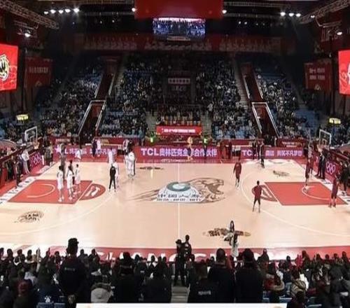 CBA出現(xiàn)荒誕一幕吉林與山西比賽因地板漏水延遲開(kāi)賽，球迷喊退票