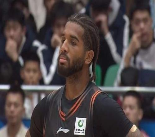 僥幸過關(guān)！山東3分險勝魚腩，高詩巖爆發(fā)，郭艾倫啞火，差距真大