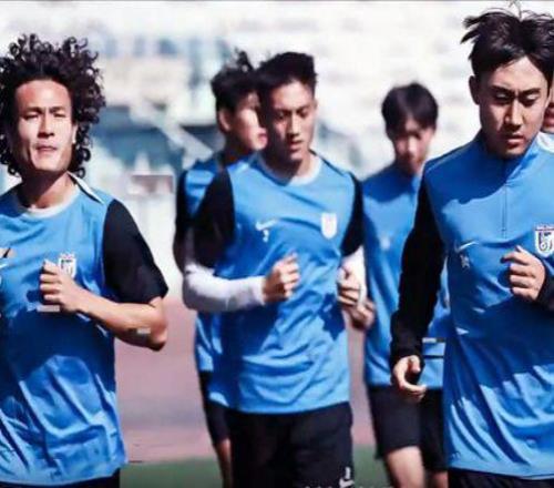 英博學(xué)精了！1.5+1簽斯坦丘，迪拜首訓(xùn)投入，挪威邊鋒空降足球城