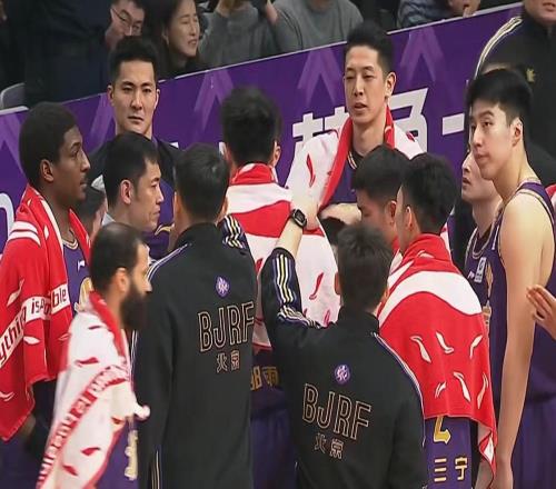 北控男籃5分險(xiǎn)勝，送青島男籃五連敗，廖三寧10+6+4關(guān)鍵時(shí)刻建功