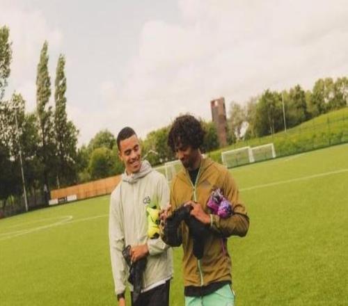 又回曼徹斯特了，格林伍德和前曼聯(lián)青訓(xùn)隊友梅勒一起訓(xùn)練