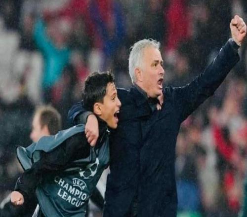 和穆里尼奧一起慶祝的球童：他對我說“加油，小子”