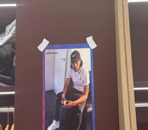 惡作劇，曼聯(lián)隊(duì)友把齊爾克澤的十年前的舊照片貼在更衣室里