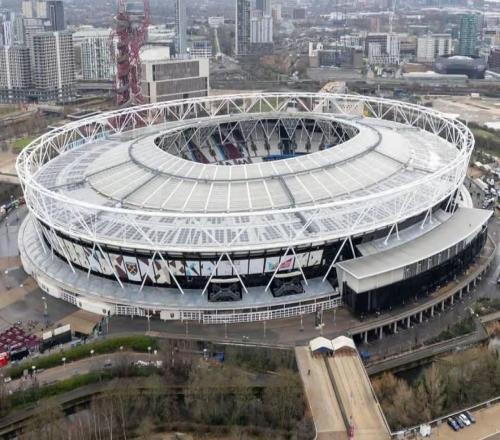 英媒：因抗議橫幅尺寸過大，西漢姆暫時取消一名球迷入場資格