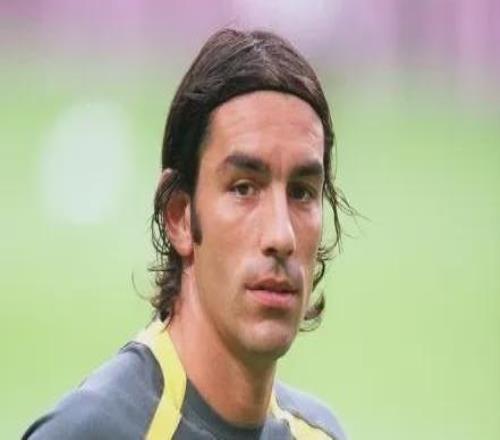 這憨憨的、滿臉胡渣的大叔竟然是阿森納昔日玉樹臨風(fēng)的球星