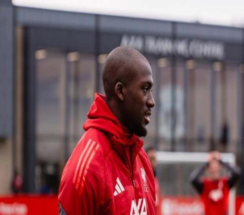 經(jīng)歷喪父之痛的科納特回歸利物浦訓(xùn)練，剃了個光頭