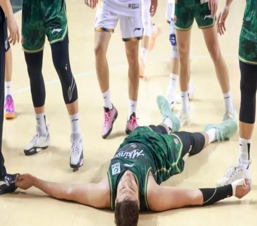 CBA大沖突！雙方球員最后1秒引發(fā)推搡，3人被驅(qū)逐出場(chǎng)