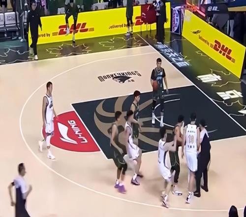 賽后主帥抹眼淚+狂輸32分+遭對(duì)手欺負(fù)推搡，眾人憫憐