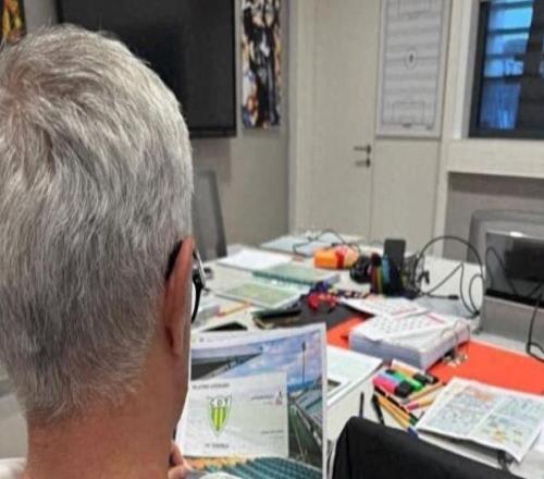 球迷質(zhì)疑皇馬再碰本菲卡是歐足聯(lián)的劇本，穆帥笑對抽簽結(jié)果