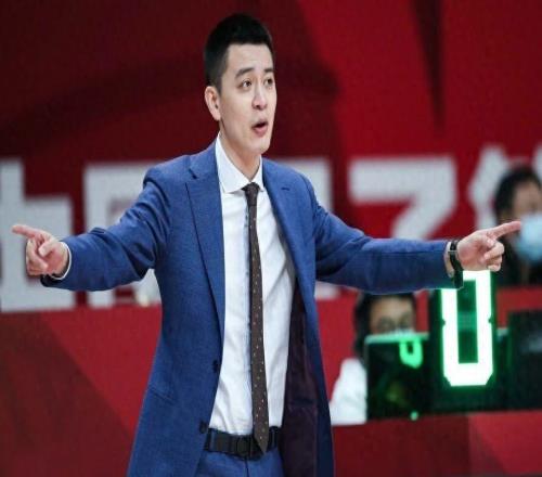 曝北控男籃接觸楊鳴，媒體人直言上海男籃大短板，曾凡博恢復(fù)良好