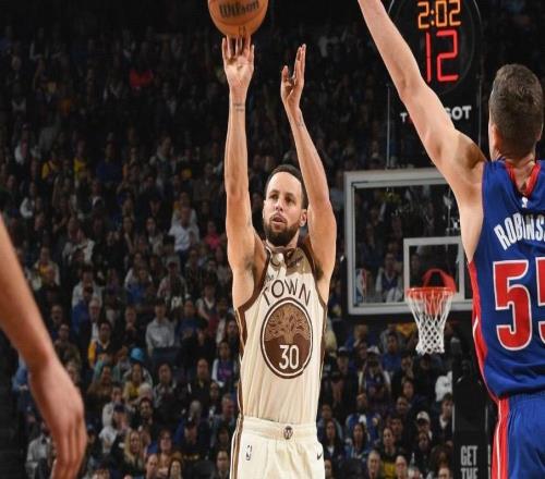 官方：庫(kù)里右膝酸痛，提前退出對(duì)陣活塞的比賽