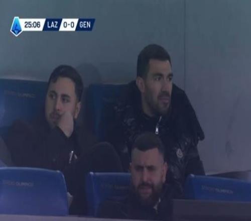 正在鬧轉(zhuǎn)會，拉齊奧對陣熱那亞時羅馬尼奧利出現(xiàn)在看臺上