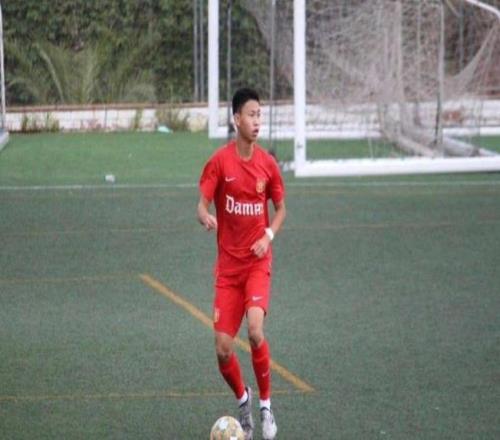 19歲留洋邊衛(wèi)王皓文加盟重慶銅梁龍，中超球隊成他再追夢的起點