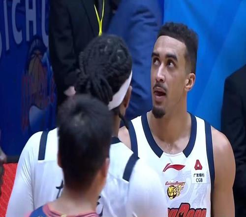 逼廣東隊(duì)裁掉奎因CBA強(qiáng)力中鋒制霸內(nèi)線，或成杜鋒最大的對(duì)手！