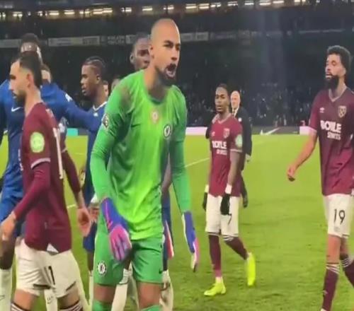 中場(chǎng)時(shí)羅伯特桑切斯對(duì)著憤怒的切爾西球迷咆哮：支持球隊(duì)