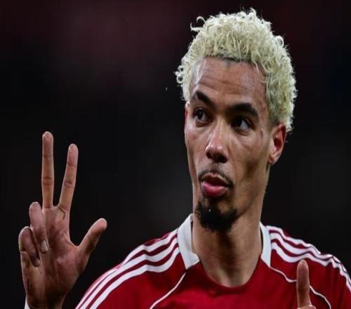 梅開二度，?；倏讼驁鲞叺募~卡聯(lián)球迷比出31手勢