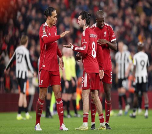 動容！利物浦1米94黑塔進球告慰亡父，跪滑+熱淚盈眶，全隊送擁抱