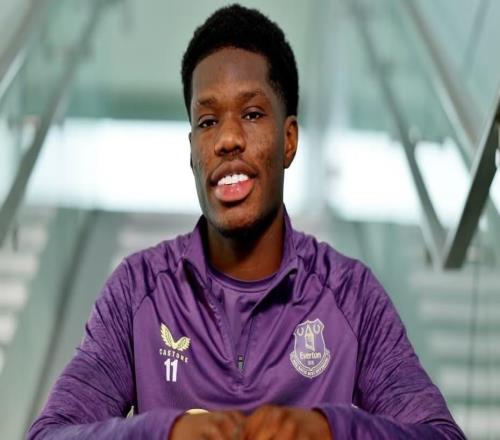 埃弗頓巴里：我小時候沒有接受過系統(tǒng)性青訓(xùn)，18歲才改踢中鋒