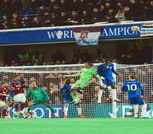 防住對(duì)方讀秒爭(zhēng)頂，小查洛巴調(diào)侃阿雷奧拉：你去不了本菲卡