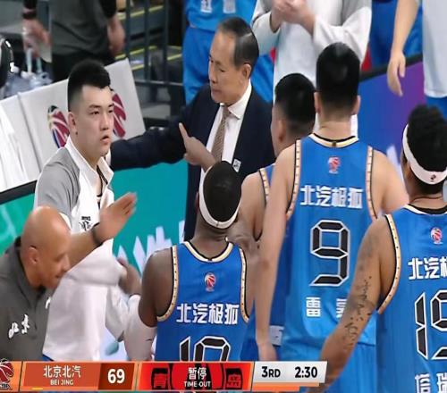 創(chuàng)造隊(duì)史！青島男籃2分險(xiǎn)勝北京趙睿10+11陳盈駿8中1段昂君26分