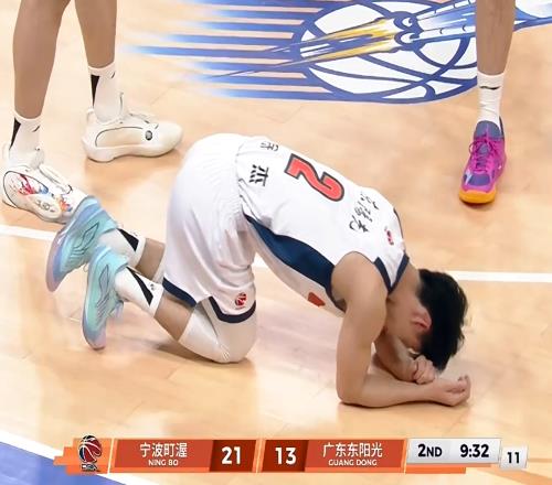 突發(fā)！徐杰意外受傷，被隊(duì)友攙扶下場(chǎng)，表情十分痛苦