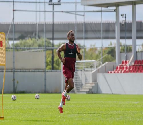 中超轉(zhuǎn)會動態(tài)：衛(wèi)冕冠軍敲定第5外援，泰山隊(duì)兩將隨西海岸訓(xùn)練