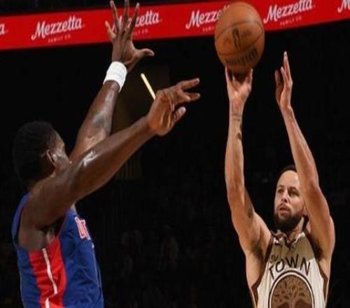 舊傷復(fù)發(fā)庫(kù)里因膝蓋酸痛退出對(duì)陣活塞的比賽