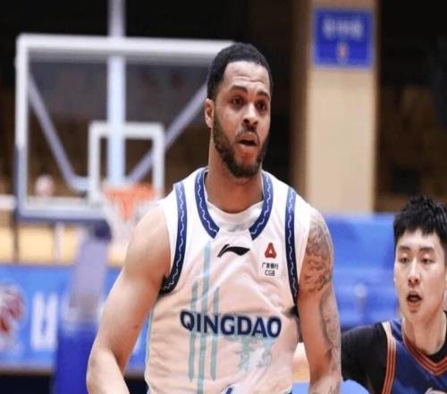 CBA官方：青島外援韋瑟斯龐對(duì)裁判使用侮辱性語言被罰款3萬