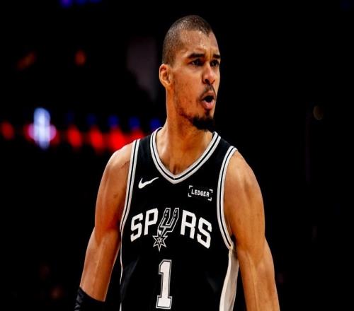 丟絕平+遭二輪秀冰封！文班成馬刺5戰(zhàn)3負罪人：2.24米命中率僅42%