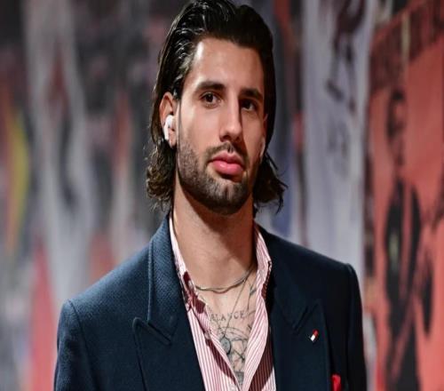 利物浦球員穿上了新贊助商的服裝，球迷調(diào)侃薩拉赫像火車司機(jī)