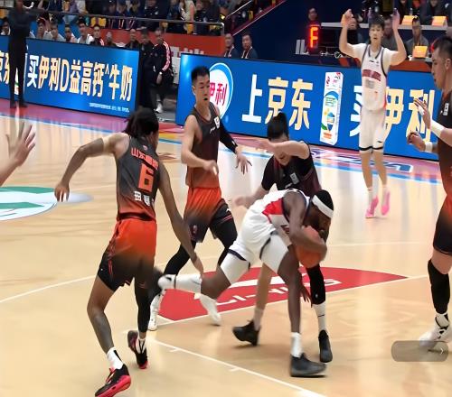 3分險勝，殺進(jìn)前4！山東男籃險遭爆冷，拯救邱彪：高詩巖+陶漢林