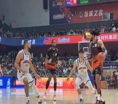 全場戰(zhàn)報關(guān)鍵時刻打出一波7：0，山東男籃83：80險勝廣州