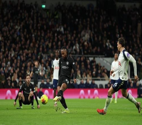 塞梅尼奧25天連破熱刺！英超歷史第3人，空翻慶祝，主場(chǎng)噓聲四起