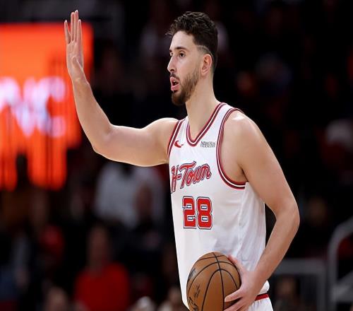 最近一段時間狀態(tài)一塌糊涂，火箭應(yīng)該適當減少內(nèi)線支柱的球權(quán)