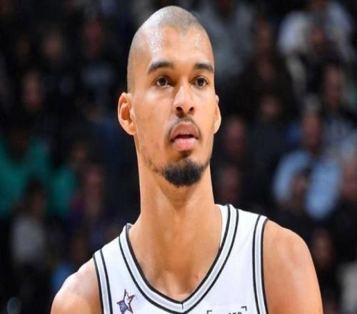 文班25+8+2+4+5完爆班凱羅，?？怂箖呻p榜眼全能，馬刺雙殺魔術(shù)