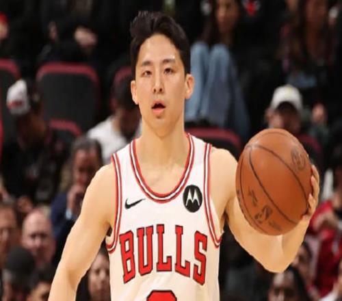 復(fù)出就打背靠背！日本后衛(wèi)場(chǎng)均比楊瀚森多10分鐘，太羨慕