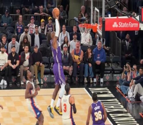 41歲兩度平筐暴扣！詹皇卻遭美媒批專刷數(shù)據(jù)22連全明星安慰獎